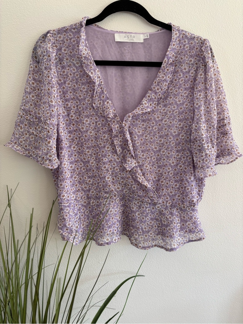 ASTR the label | Light Purple Floral Flowy Top